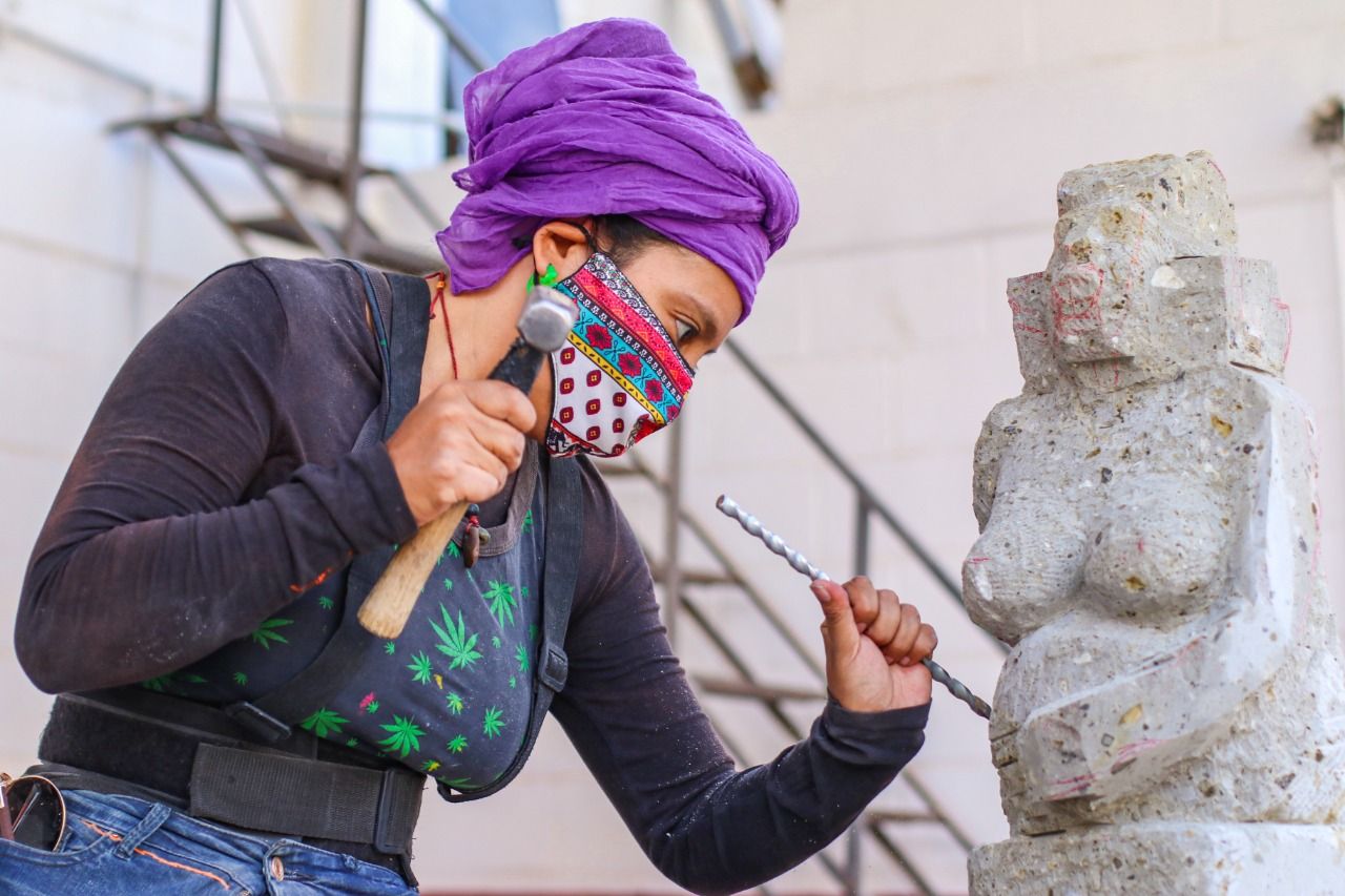 Mujeres de Chimalhuacán expresan con martillo y cincel su visión femenina 