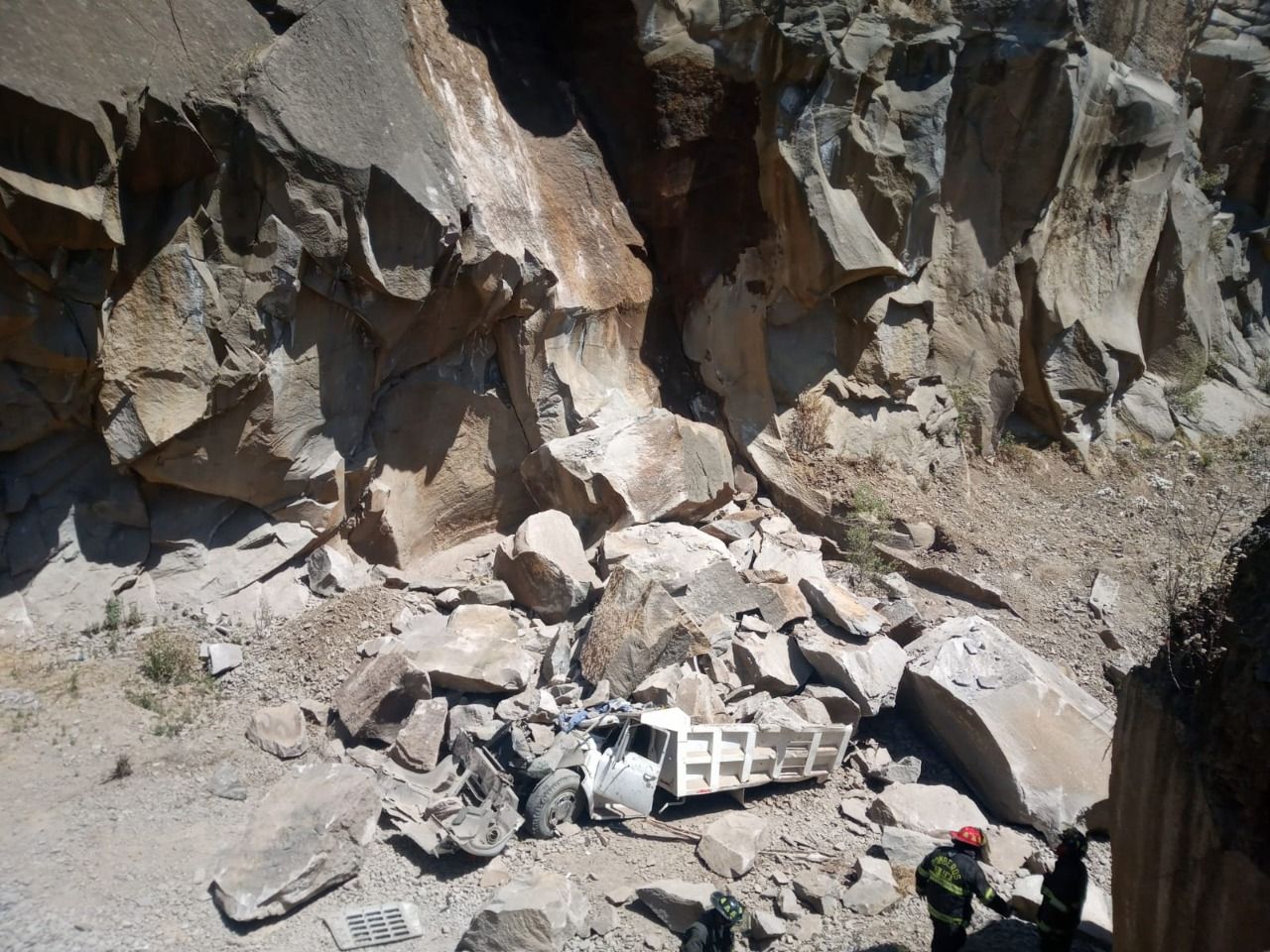Derrumbe de mina de piedra deja 4 lesionados en Toluca