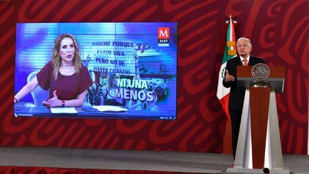 Balconean a presentadora de Milenio: critica vallas y su empresa las usó 