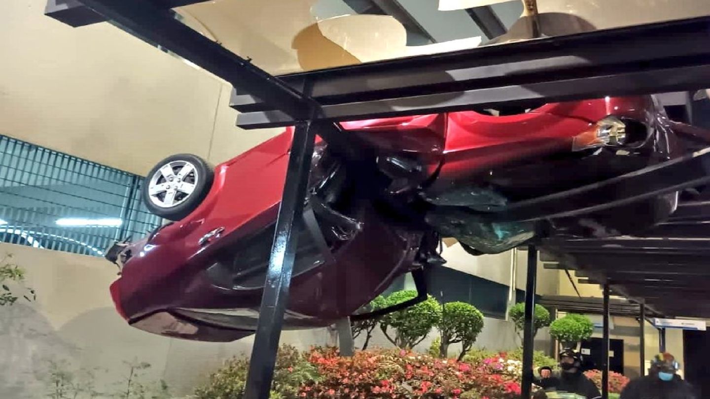 Auto cae desde tercer piso de estacionamiento de La Salle en la Condesa