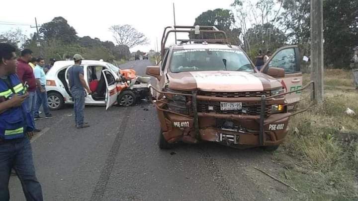 Choca camioneta de seguridad de PEMEX contra taxi; 2 muertos

