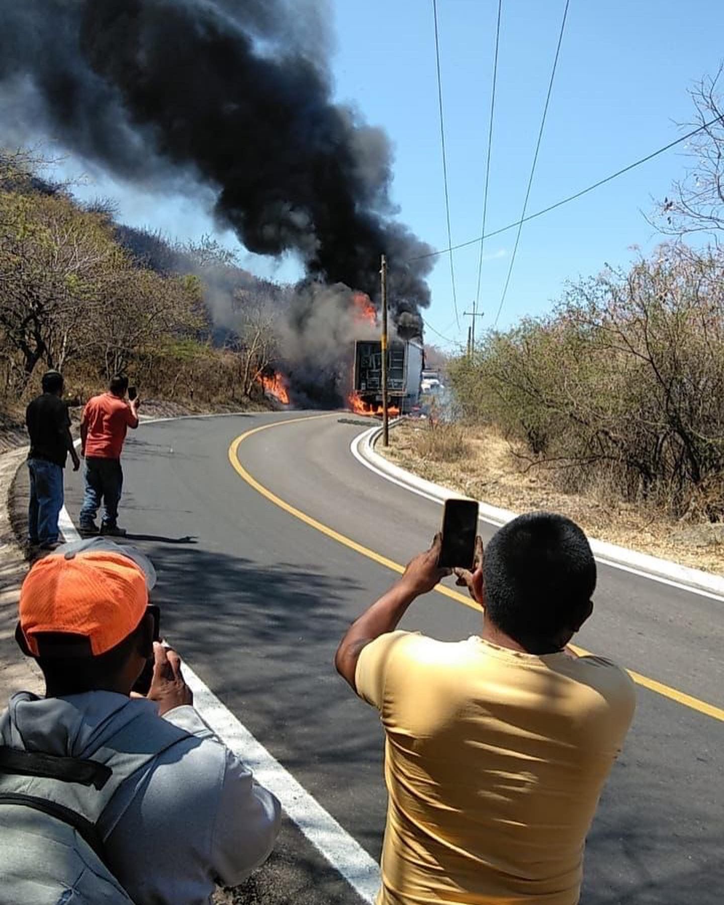 Carretera Tlapa-Marquelia 

Antes de llegar al crucero de Xalpa se registra un incendio de un camión con equipo de sonido.