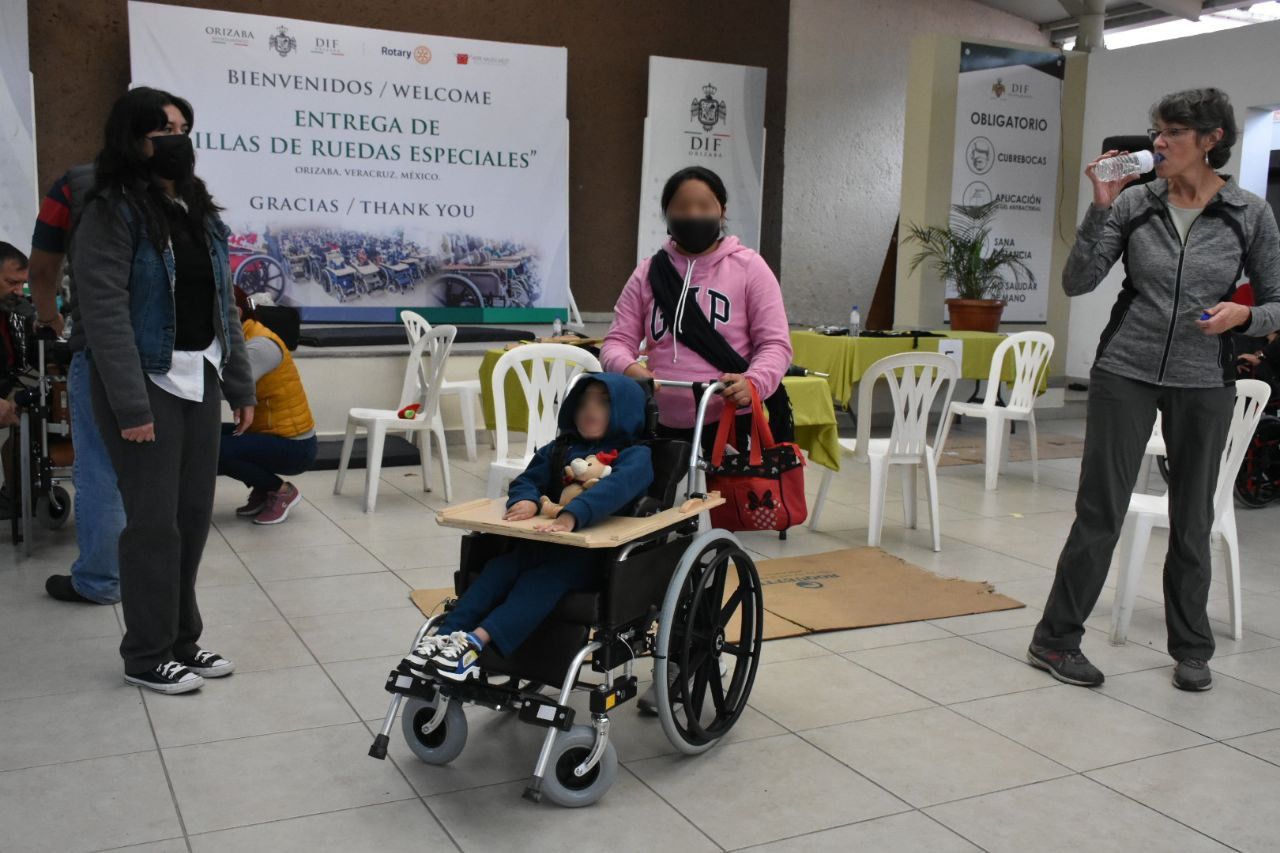 Reciben niños fortinenses sillas de ruedas adaptadas 
