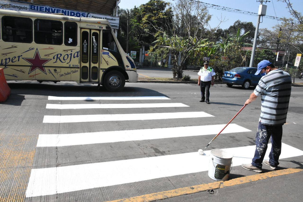 Señalizan pasos peatonales y parada de autobuses en zona de tianguis 