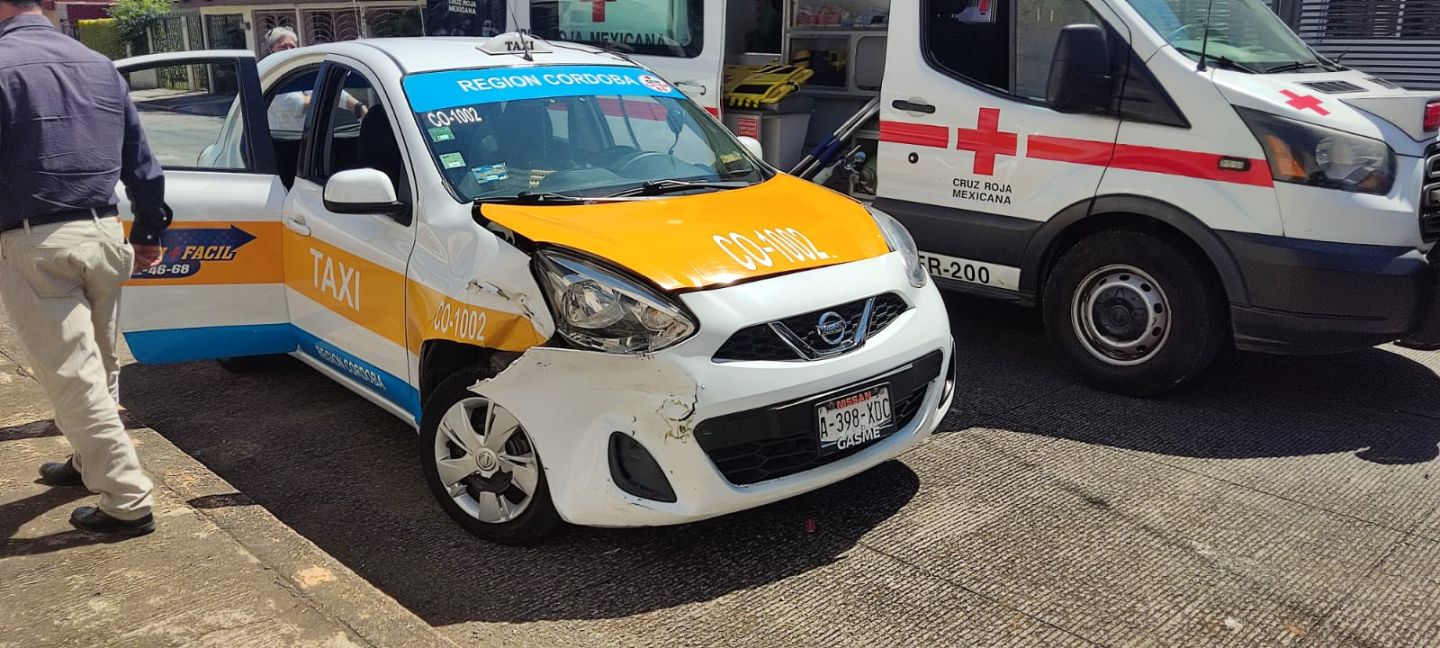 Taxi choca con particular; mujer resulta lesionada 