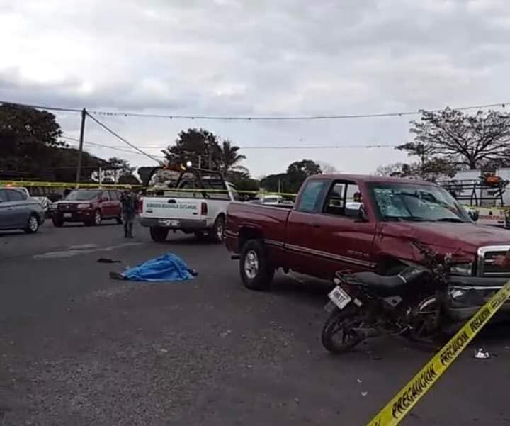 Muere mujer al estrellar motocicleta con su acompañante en desviación a Omealca.