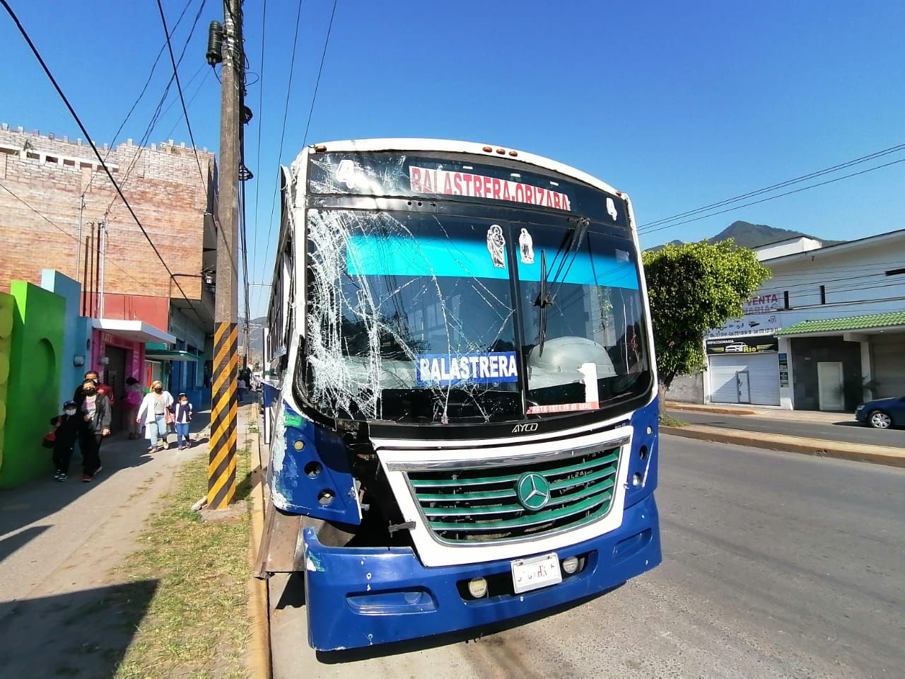 Accidente entre dos autobuses de pasaje en Vicente Guerrero, deja tres personas lesionadas