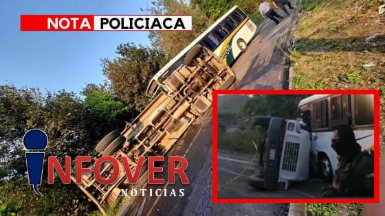 Accidente de autobús contra pipa deja 2 muertos. 