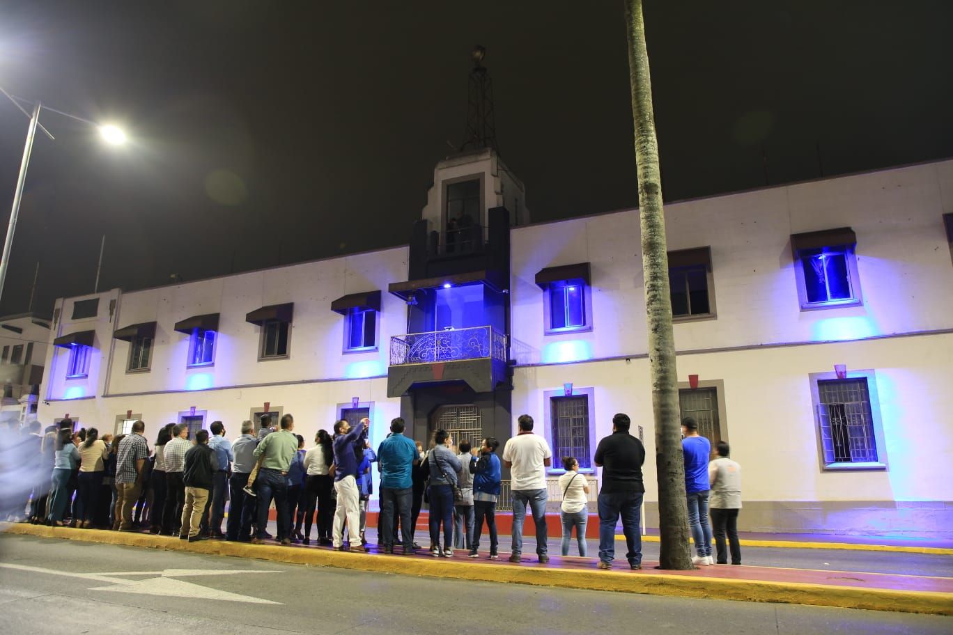 Encienden luces de color azul en el palacio de Río Blanco, para hacer conciencia sobre el Autismo 