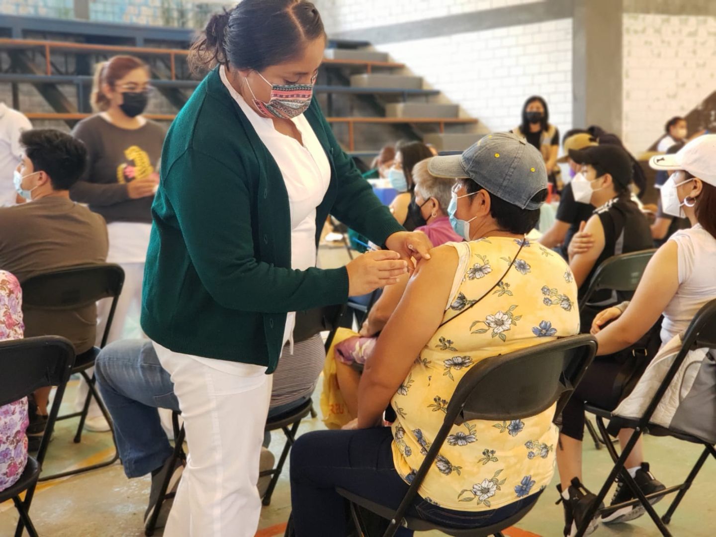 Afluencia lenta, pero constante en módulo de vacunación de Nogales