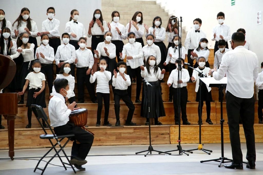 Comparten escenario coro y orquesta del Centro de iniciación musical infantil