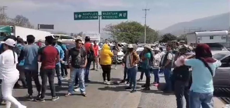 Amagan campesinos de la LARSEZ con bloqueos de autopistas; exigen la incorporación de 5,000 campesinos al programa de fertilizante