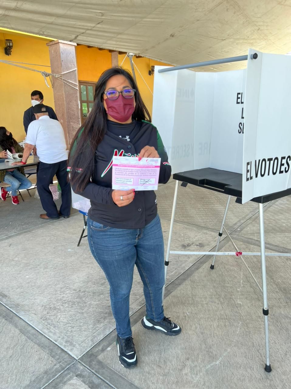 Sandra Luz Falcón a las 10:30 am dio su voto 
