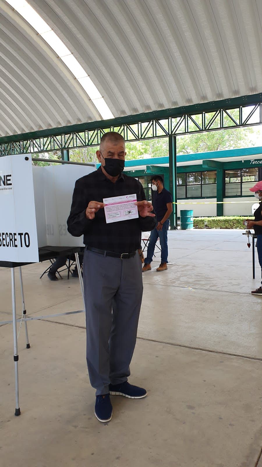 Rigoberto Cortés Melgoza emitir su votó, en está jornada de revocación de mandato