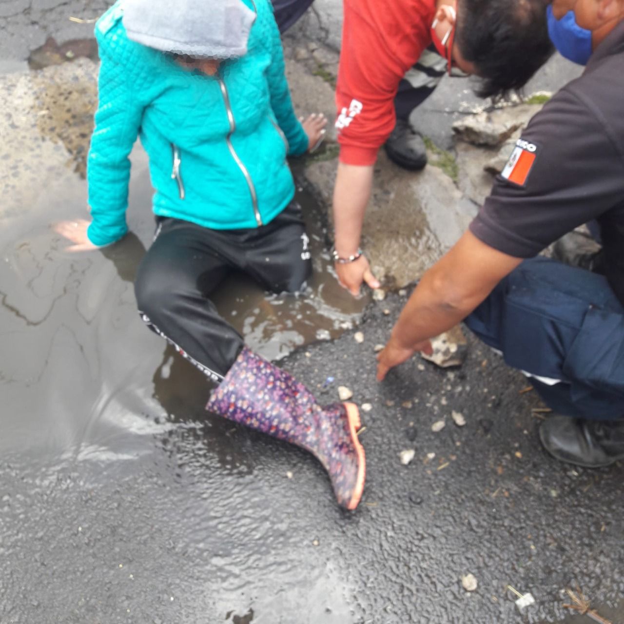 #PC de Amecameca rescataron  a menor que cayó a un registro de agua