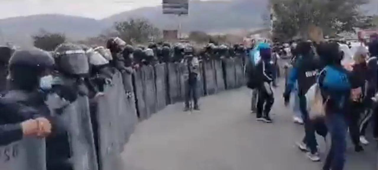 Con toletes y escudos policías de Guerrero encapsulan a normalistas que pretendían bloquear la Autopista del Sol