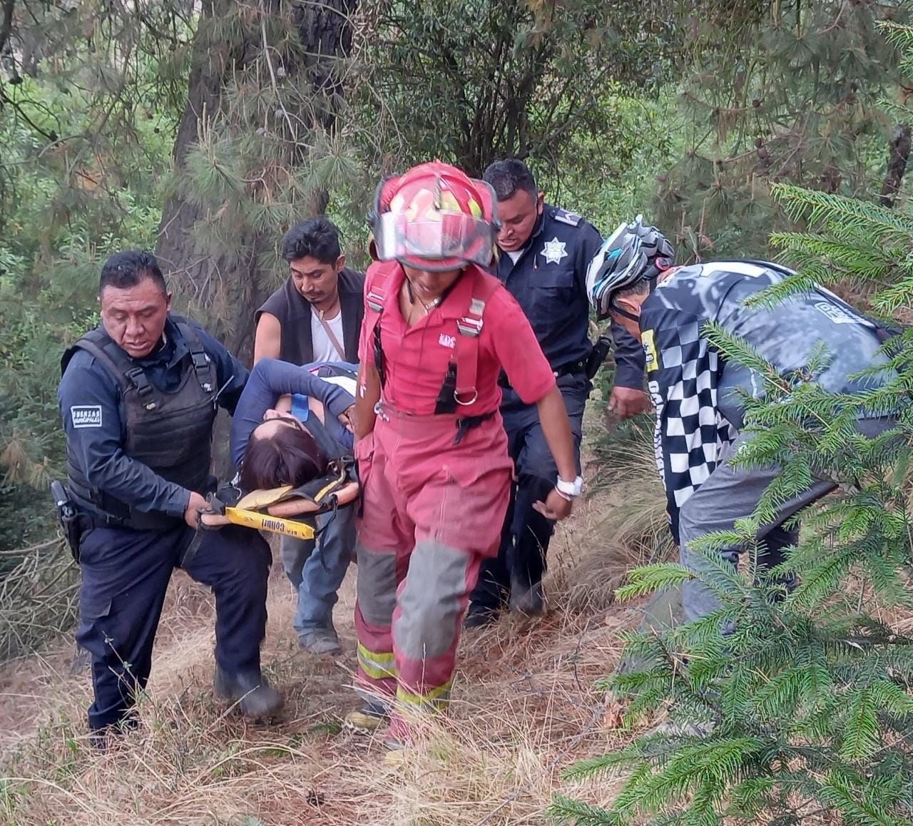 #Rescataron a cuatro mujeres al caer a un barranco el vehículo en que viajaban
