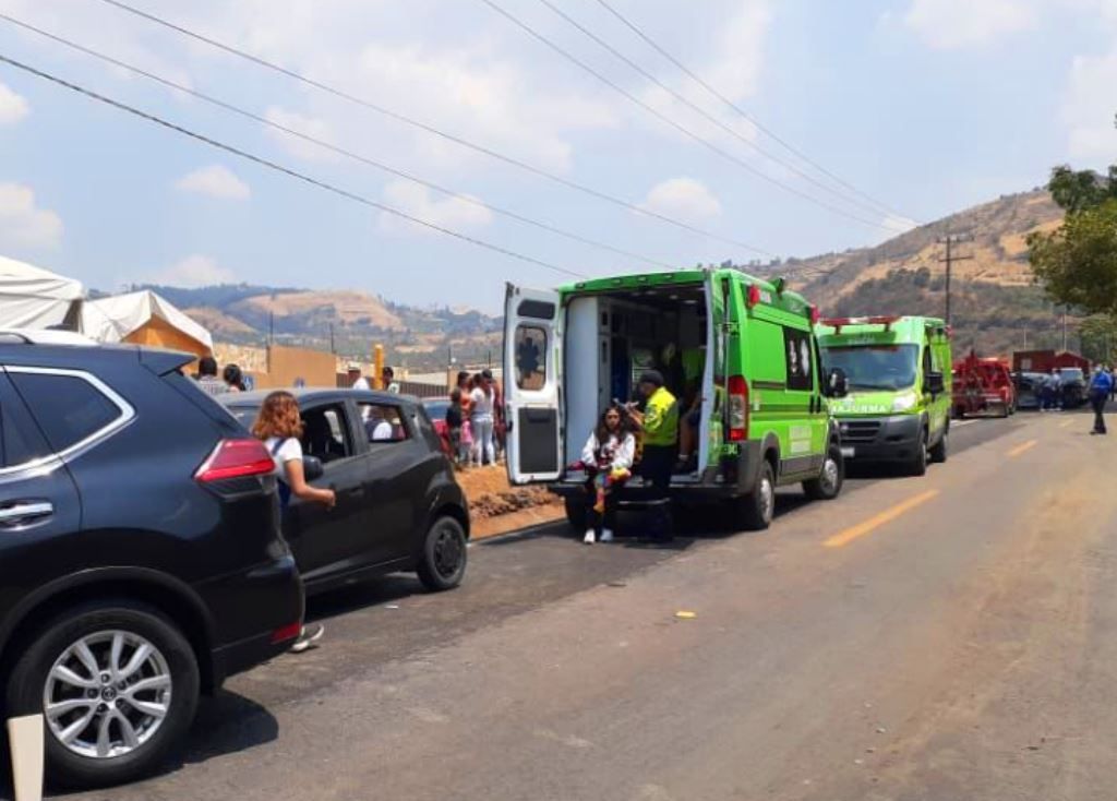 Cuerpos de emergencia atienden accidente en Malinalco