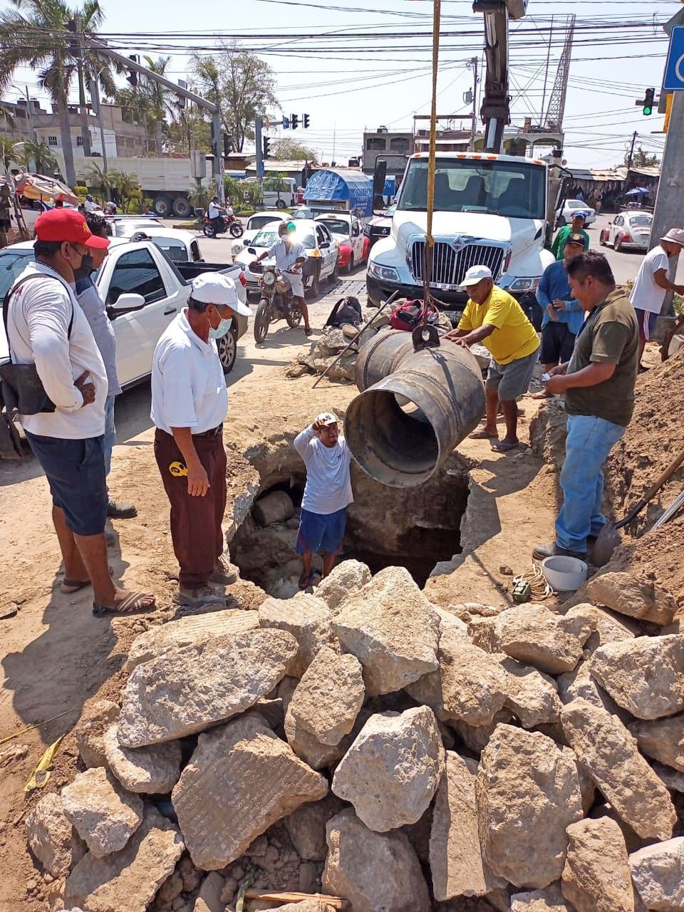 Continúa Capama reparación de fuga de agua potable en el Boulevard Vicente Guerrero
