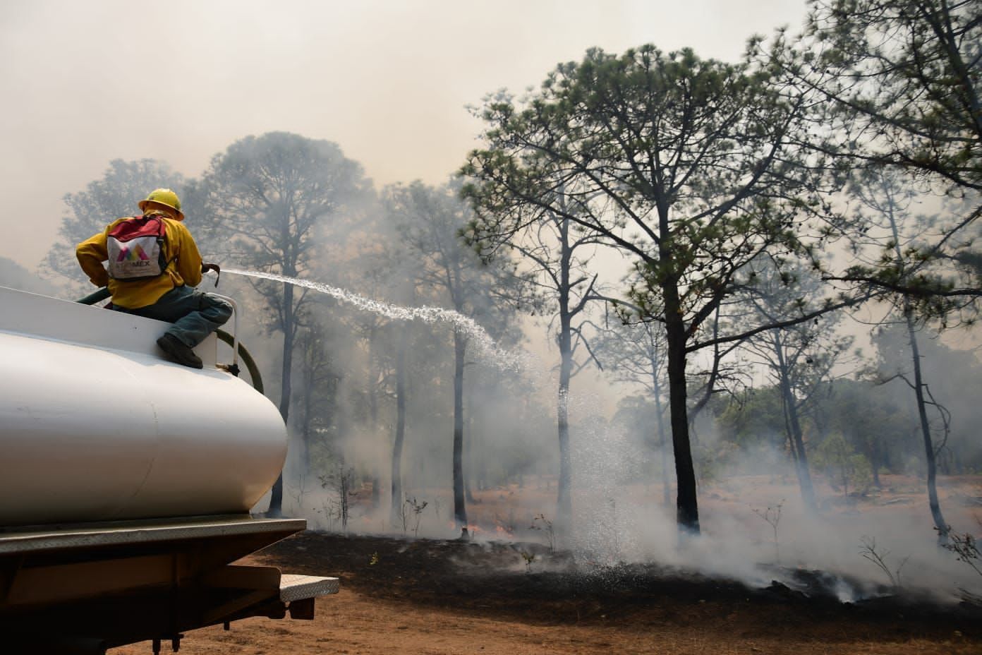 Continúan labores de combate del incendio forestal en Tejupilco