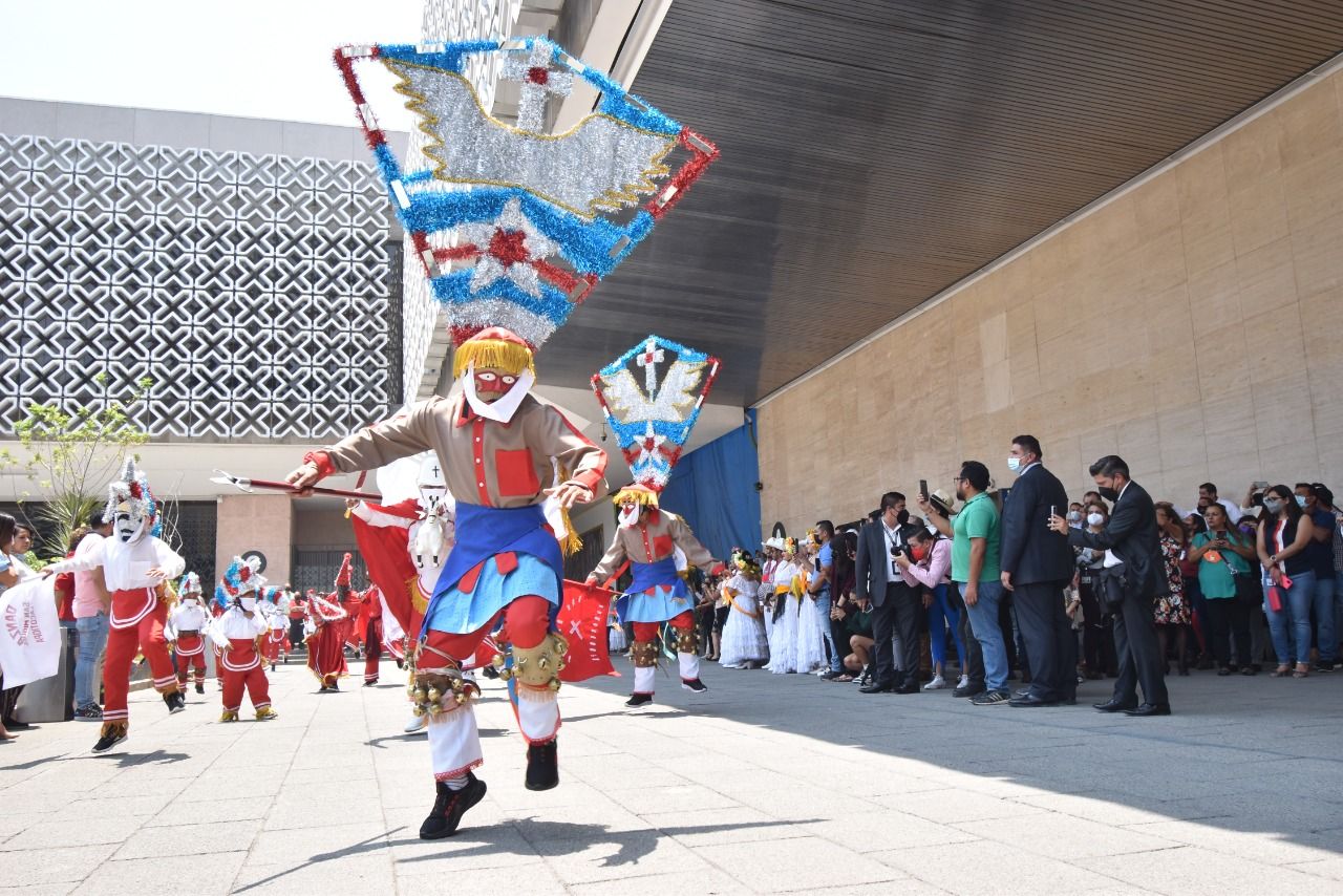 La explanada del recinto legislativo se convierte en escenario cultural para mostrar danzas tradicionales de Veracruz