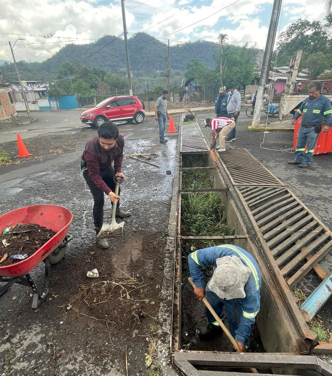 Inicia Ayuntamiento con limpieza de alcantarillas para evitar inundaciones