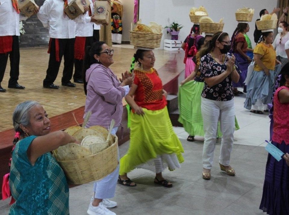 Presentación exitosa la Guelaguetza por adultos mayores que visitaron Texcoco