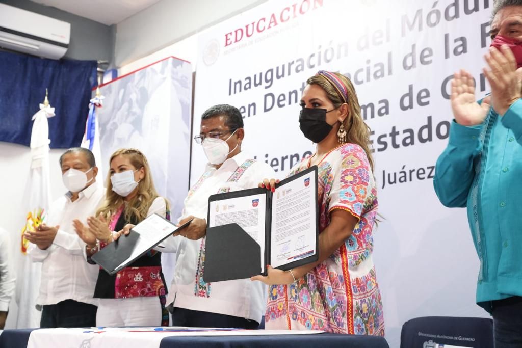 Visita Evelyn Salgado las facultades de Medicina y Odontología de la UAGro