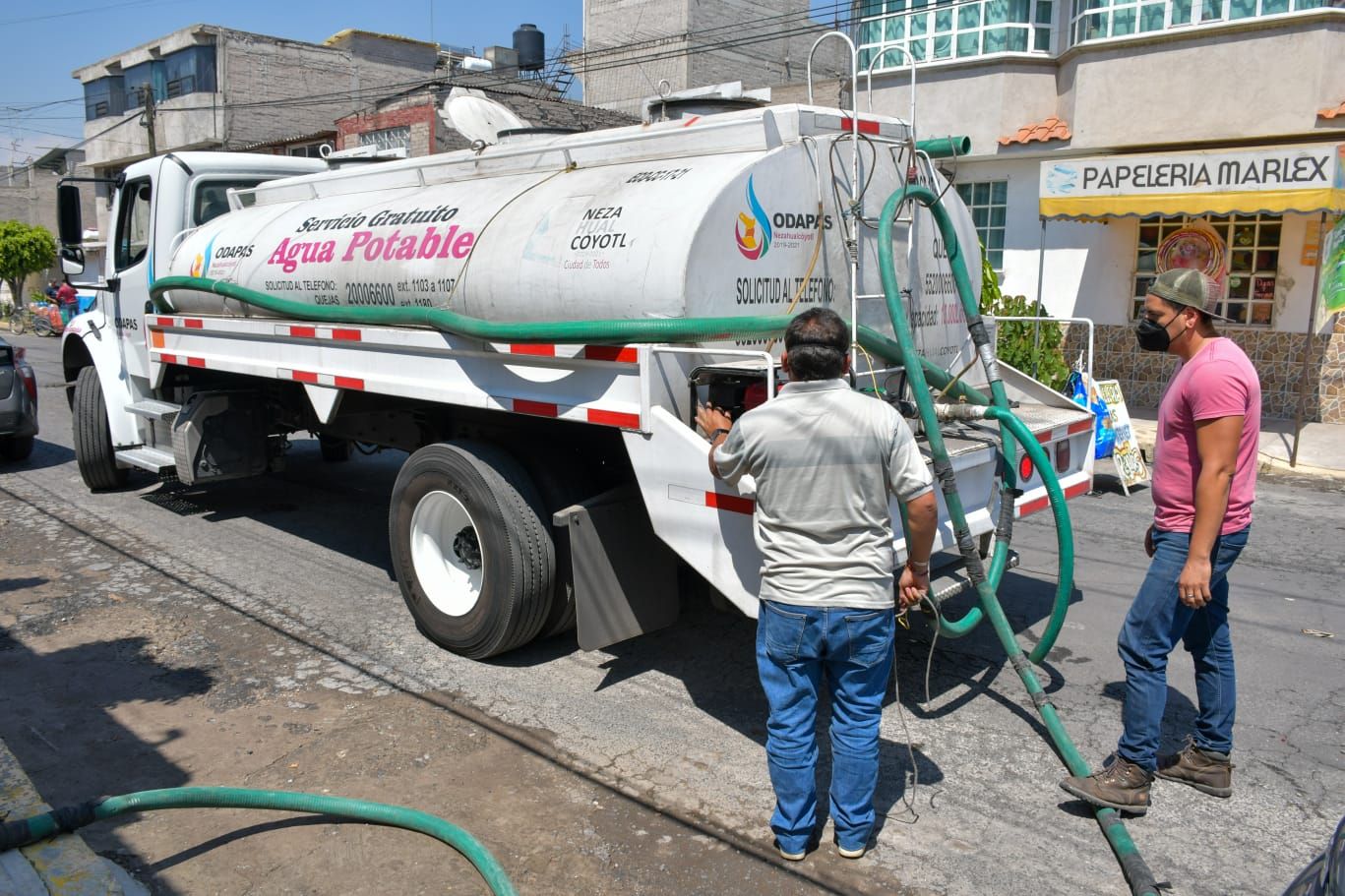# Operan en Neza cuatro puntos de distribución de agua gratuita: Adolfo Cerqueda