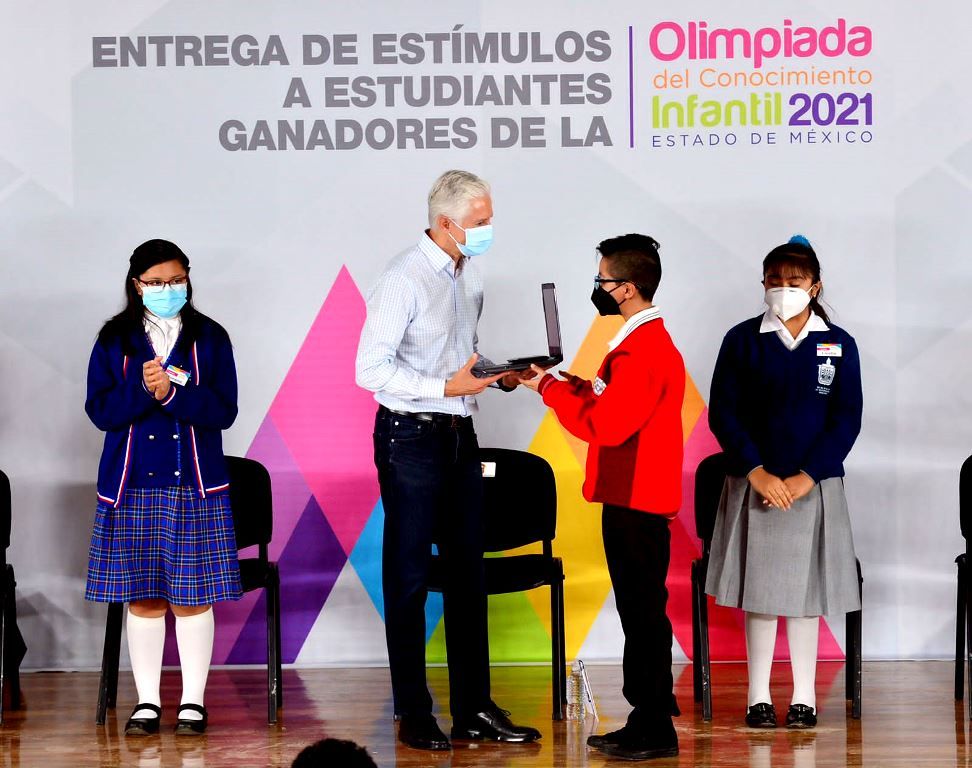  Alfredo del Mazo entrega estímulos a ganadores de la olimpiada del conocimiento infantil para seguir impulsando la educación de los jóvenes mexiquenses