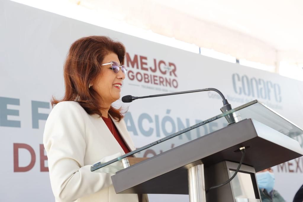 Mariela Gutiérrez firma el convenio de comodato de las instalaciones del CONAFE