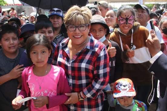 La alcaldesa #Cristina González Cruz festeja a #niñas y niños: a los que repartió una #lluvia de regalos en cada una de las #comunidades de La Paz, por el #Día del Niño 