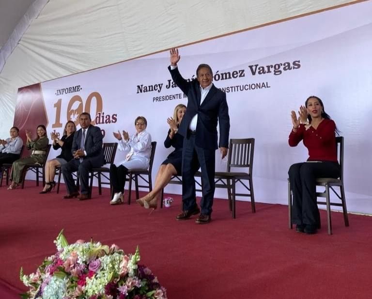 Gritan ’Gobernador ’ a Higinio Martínez durante Informe de 100 días de Alcaldesa de Chicoloapan 