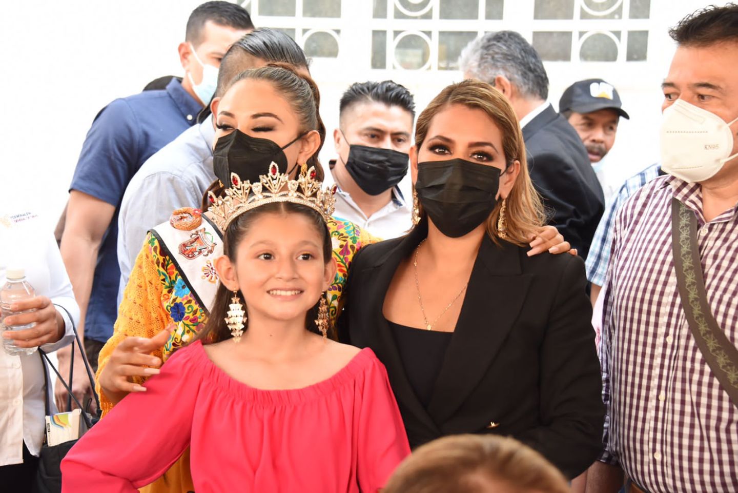 Convive Gobernadora Evelyn Salgado con vecinos para conmemorar el "Día de la Cruz" en Chilpancingo