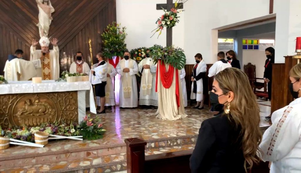 Gobernadora va a misa del nuevo obispo por el Día de la Santa Cruz