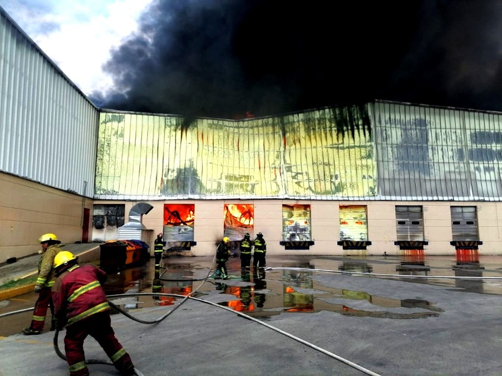 Controlan servicios de emergencia incendio en Parque Industrial Ziporex II, en Lerma