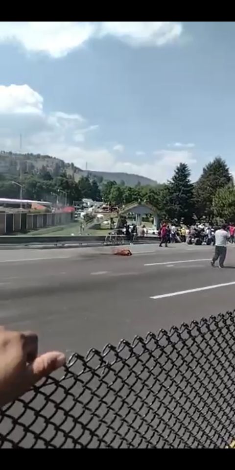 Vecinos bloquean la autopista México Puebla por rapto de un menor