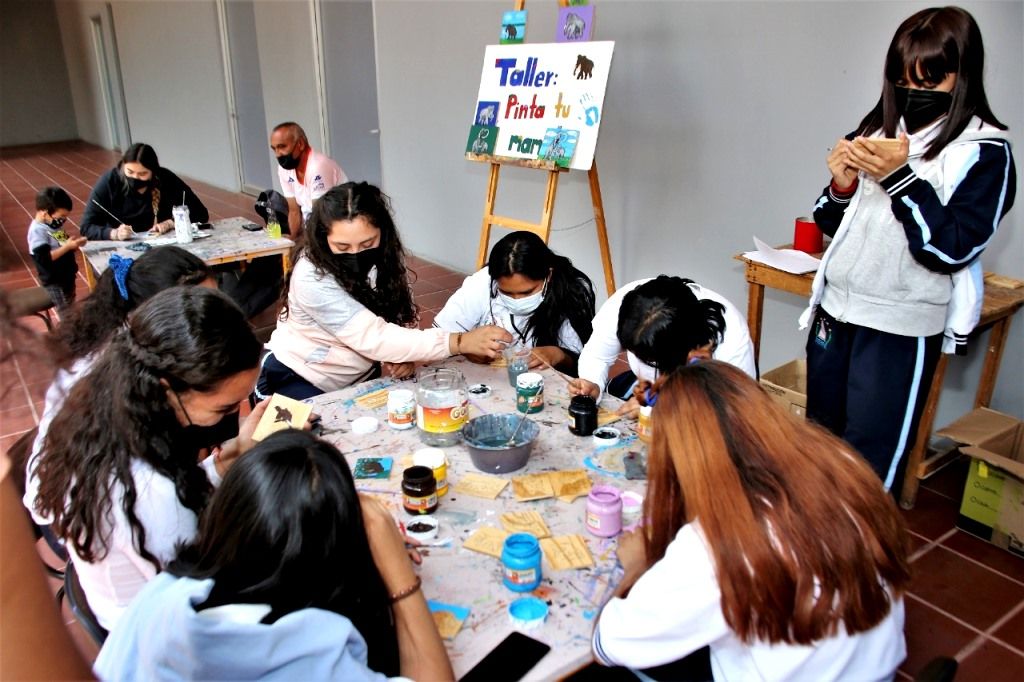 Las niñas y niños disfrutan del taller de pintura en el Museo de Antropología e Historia del Edoméx