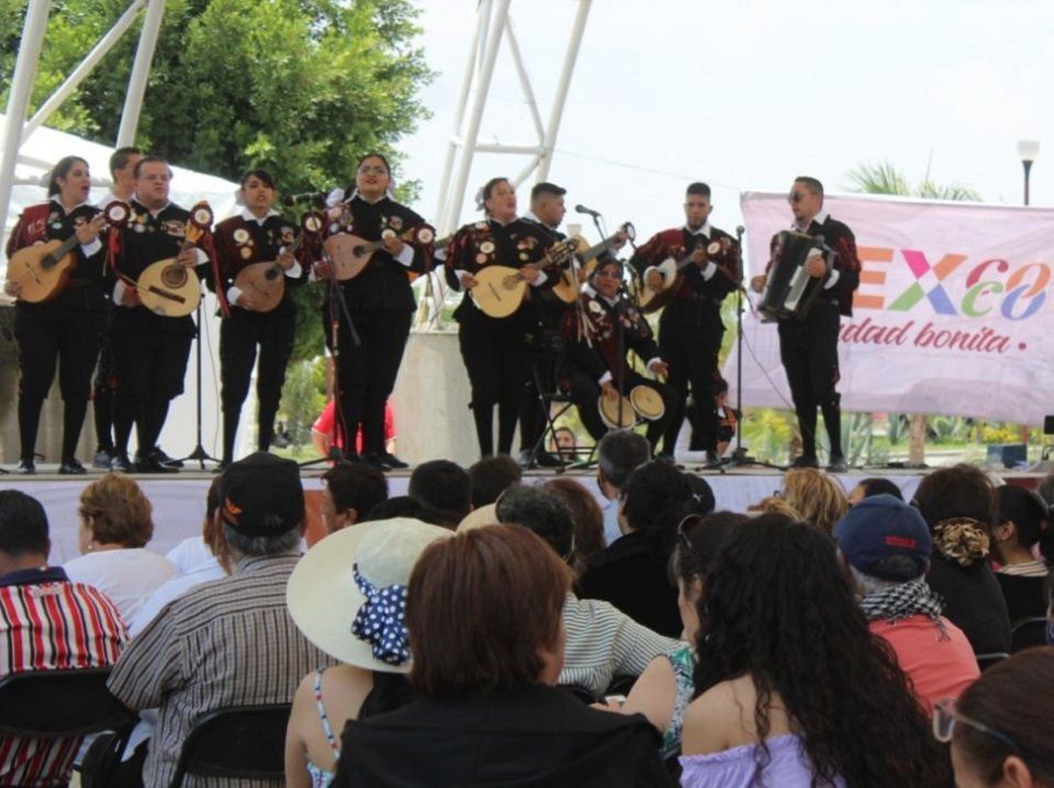 Festival de estudiantinas un festejó a las madres en Alameda Texcoco