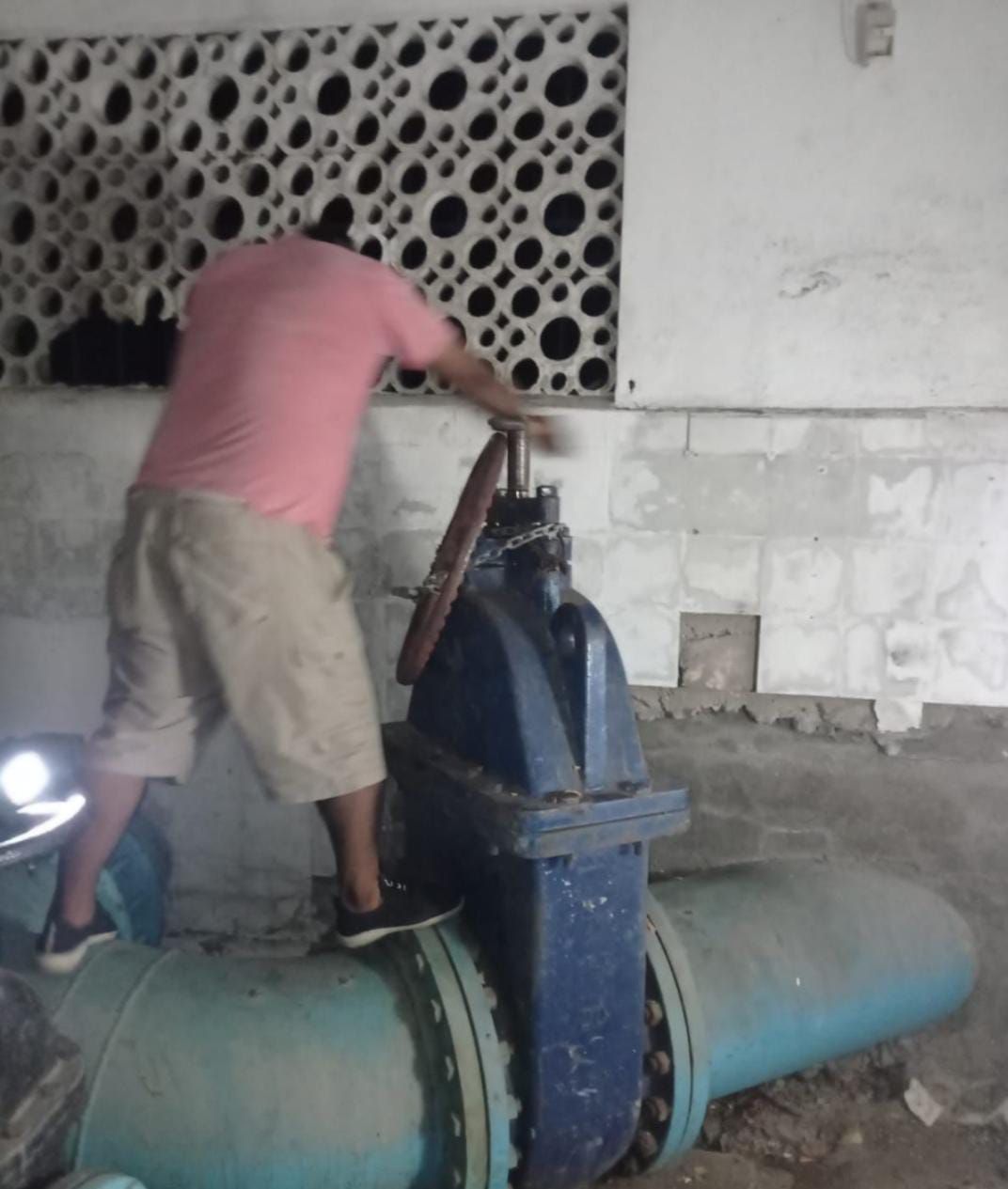 Por fuga de agua potable Capama cierra válvula del tanque La Bandera
