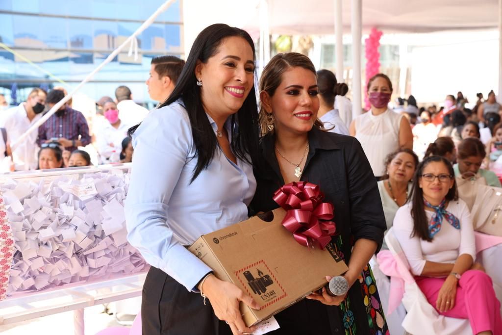 Celebra Evelyn Salgado el "Día de las Madres" con trabajadoras del Gobierno del Estado
