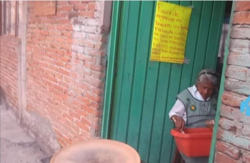 Roban brasero a anciana de Puebla y dedica cartel a ladrones; historia se hace viral