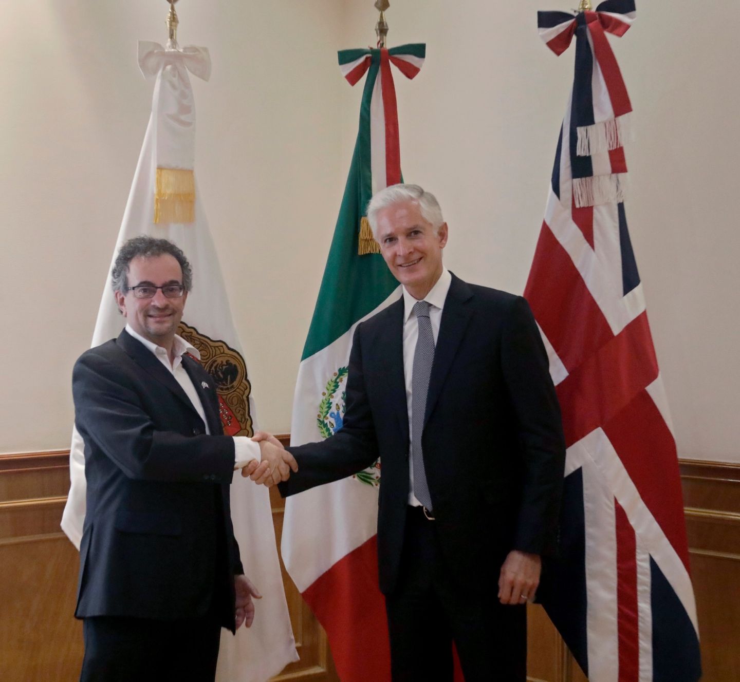Sostienen encuentro de trabajo Alfredo Del Mazo Maza y el embajador de Reino Unido en México 