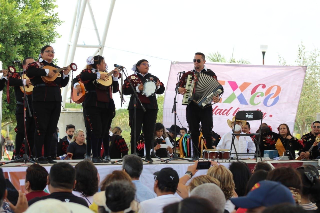 Texcoco festeja en grande a las madrecitas,
con un festival de estudiantinas.
