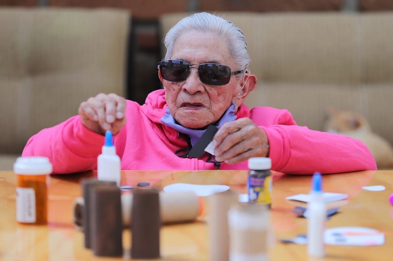 Proporcionan herramientas para mantener
autonomía de adultos mayores en su entorno familiar.