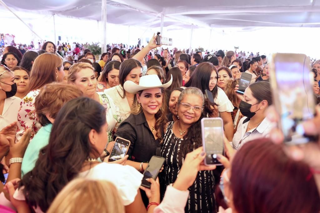 Celebra Evelyn Salgado el ’Día de las Madres’ con trabajadoras del gobierno del estado