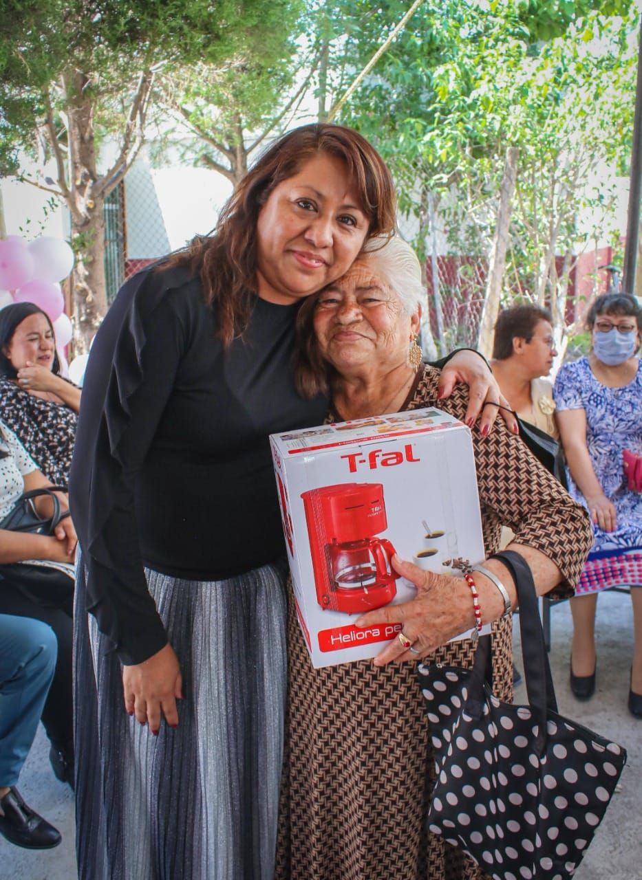 Xóchitl Flores Jiménez, edil de Chimalhuacán,
festeja Día de las Madres en ’La Casa de Día’.

