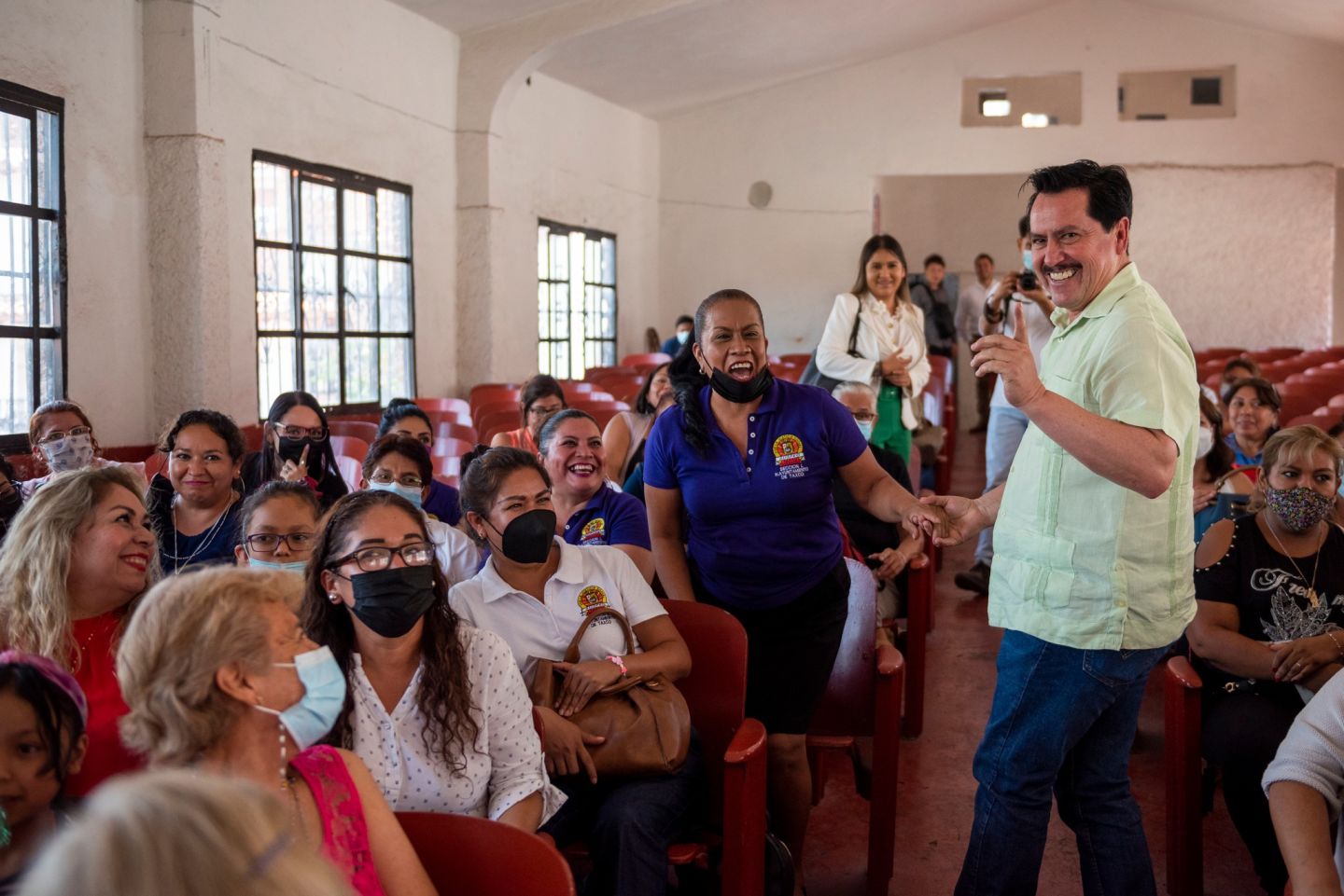 Entrega el presidente municipal, Mario Figueroa Mundo, bono a madres trabajadoras sindicalizadas del H. Ayuntamiento de Taxco.