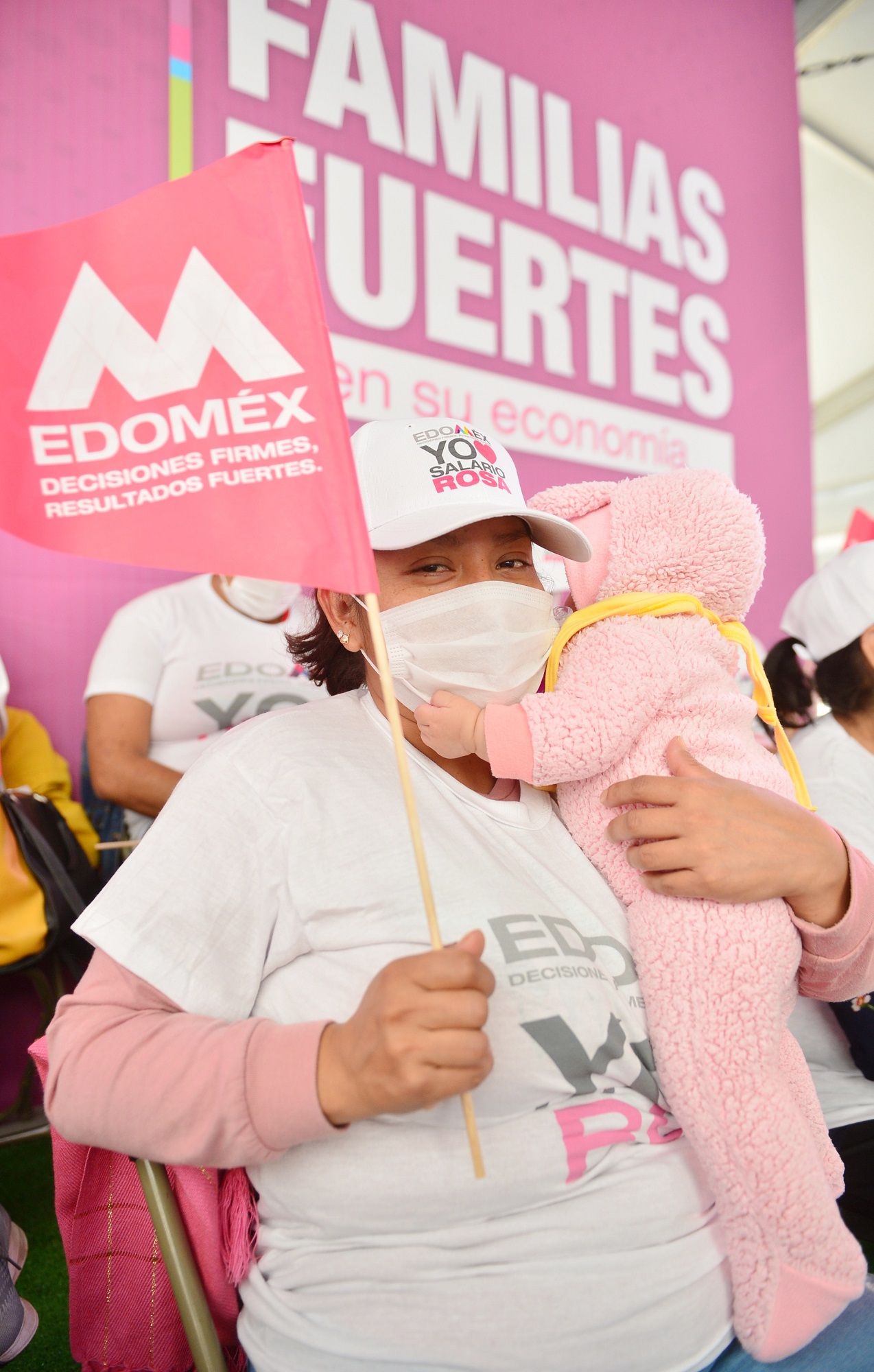 Celebra Alfredo de Mazo a las madres en su día con entrega del salario rosa a más de 6 mil jefas de familia en 14 municipios 