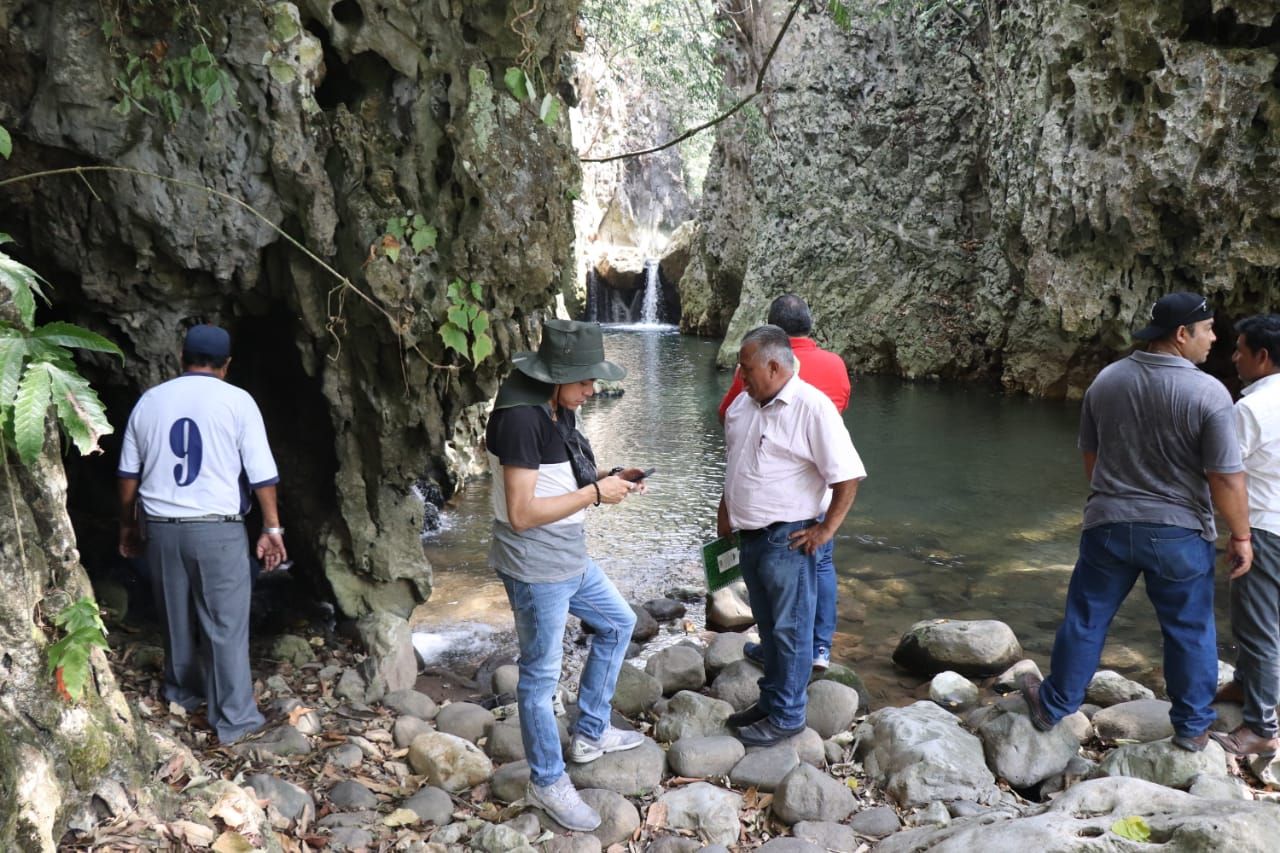 Recorren ambientalistas y autoridades municipales zonas del río Atoyac para hacer un diagnóstico